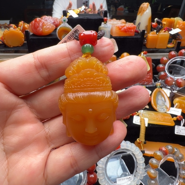 未镶嵌石英质玉（黄龙玉）颈饰
