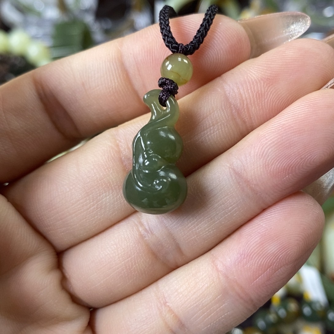 透闪石质玉未镶嵌挂件