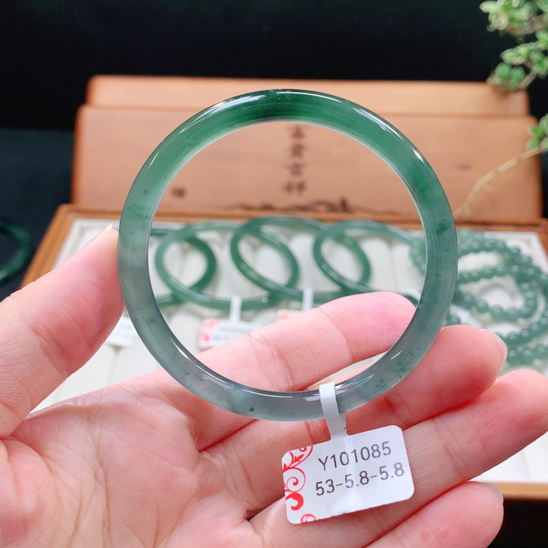 翡翠手镯（圆镯）未镶嵌