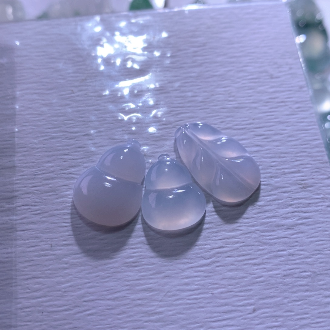 翡翠未镶嵌颈饰一手