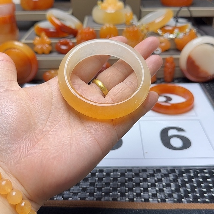 石英质玉（黄龙玉）未镶嵌手镯时****人