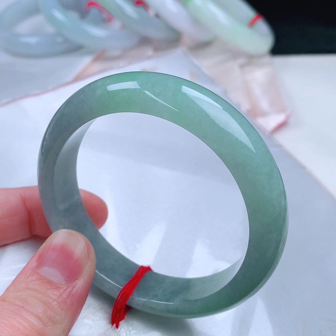 翡翠手镯未镶嵌。。