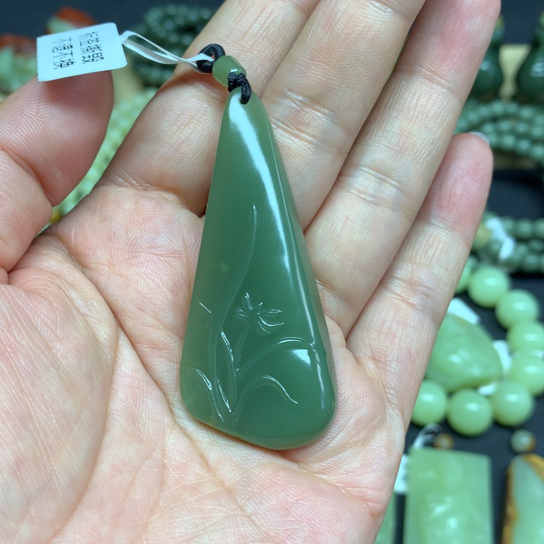 岫岩河磨玉（透闪石质玉）颈饰未镶嵌