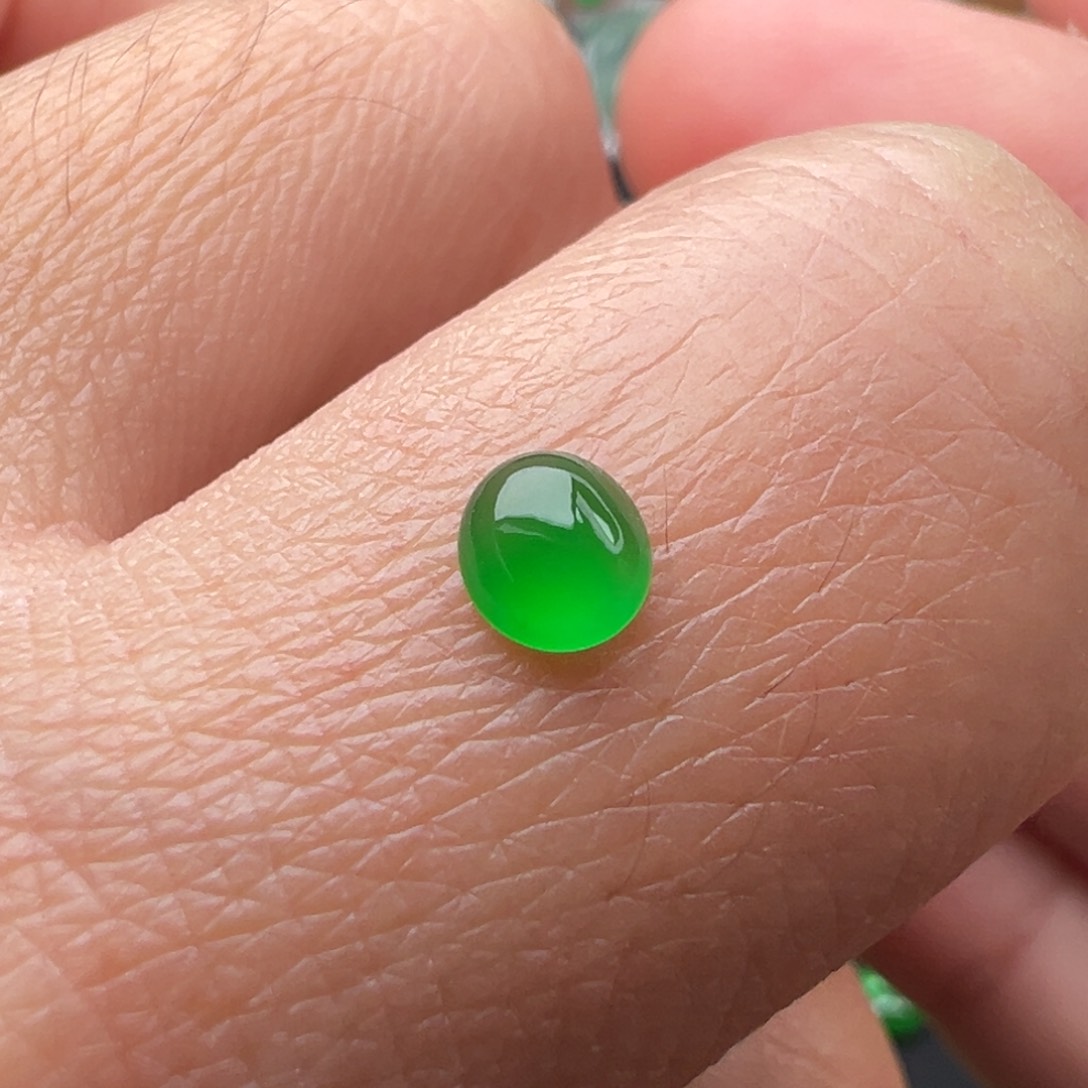 翡翠颈饰未镶嵌蛋面4.7