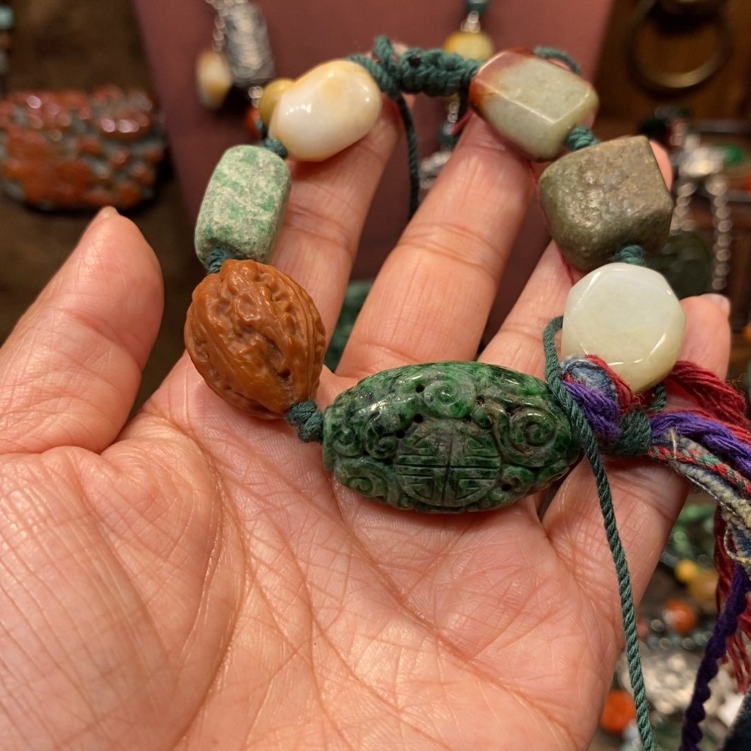 翡翠吊坠(赠链)未镶嵌