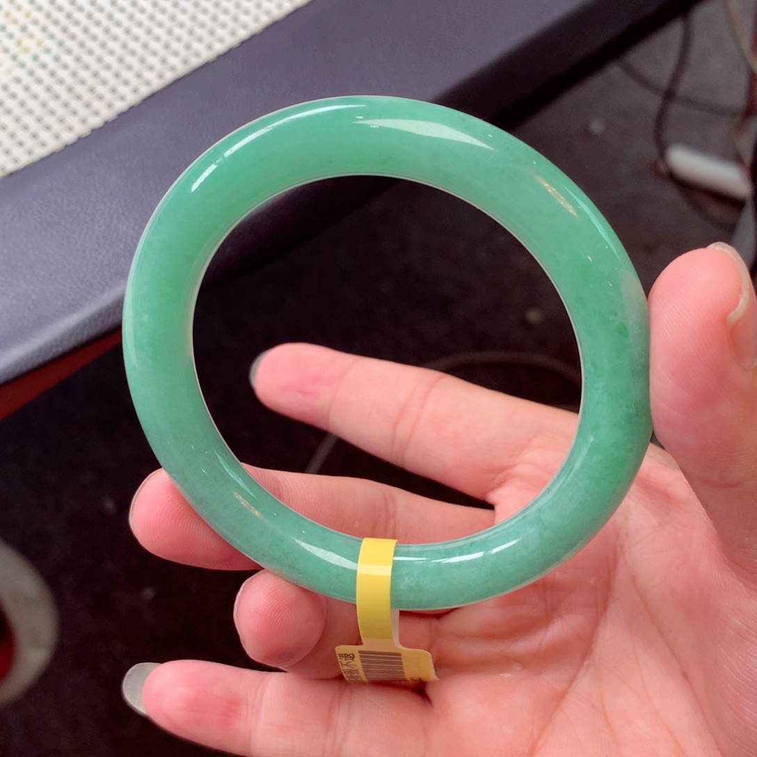 翡翠手镯未镶嵌缅甸