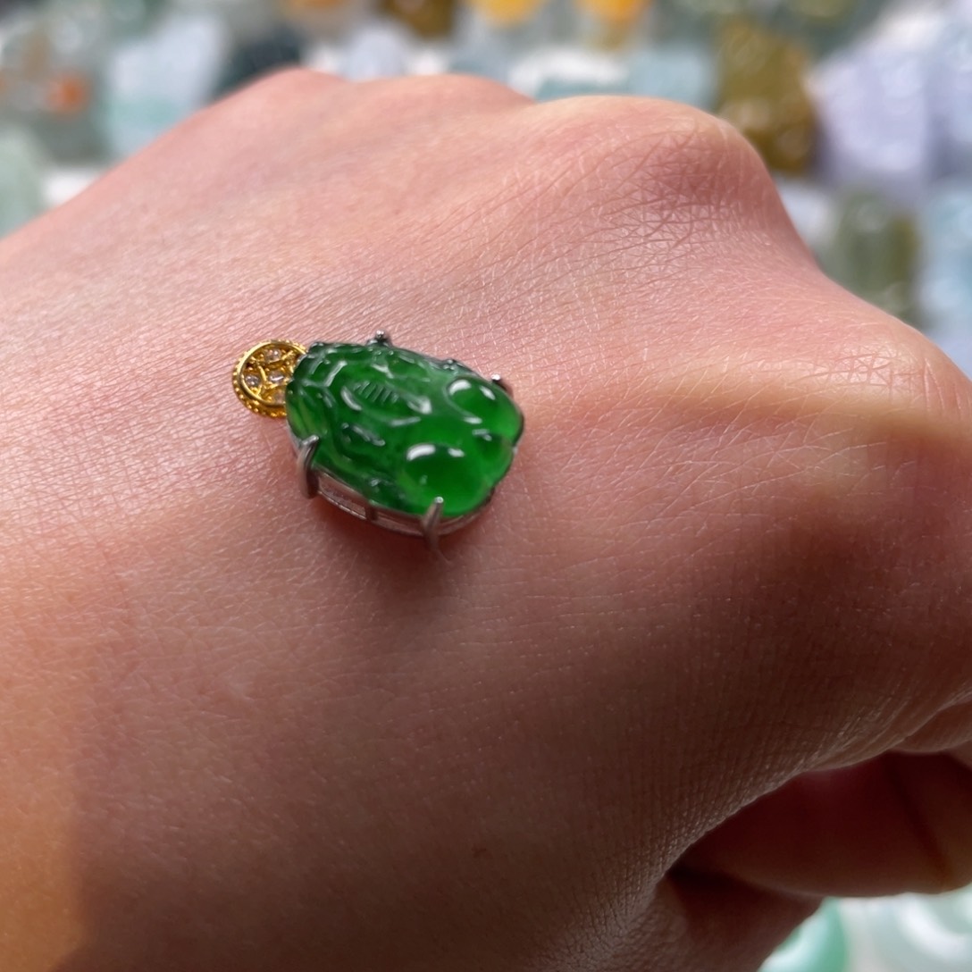 翡翠吊坠(赠链)未镶嵌