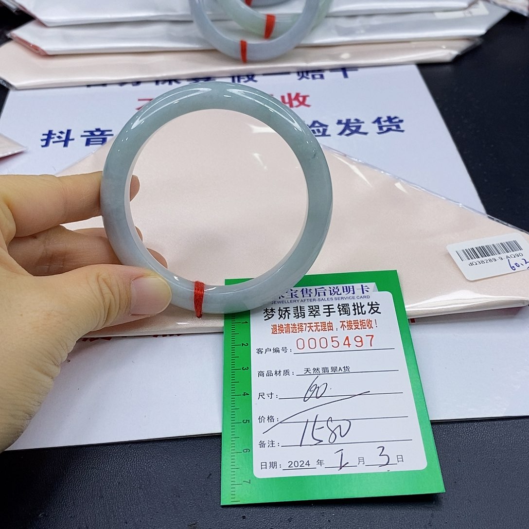 翡翠手镯未镶嵌翡翠手镯