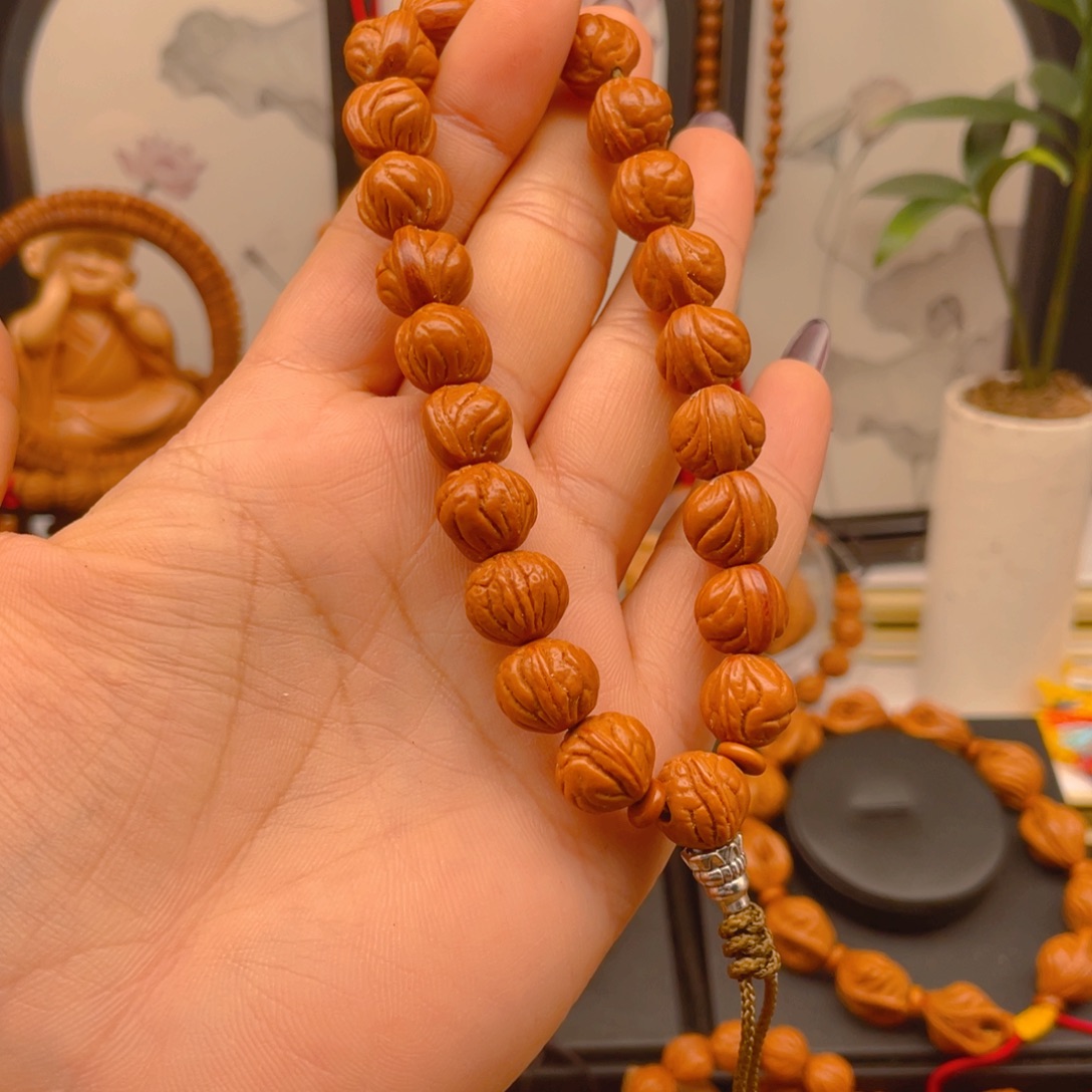 尕***子桃核手串红红火火。红红火火