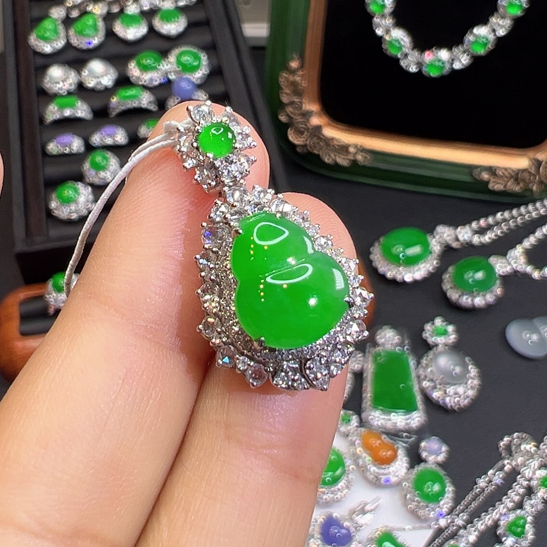 翡翠18K金镶嵌颈饰