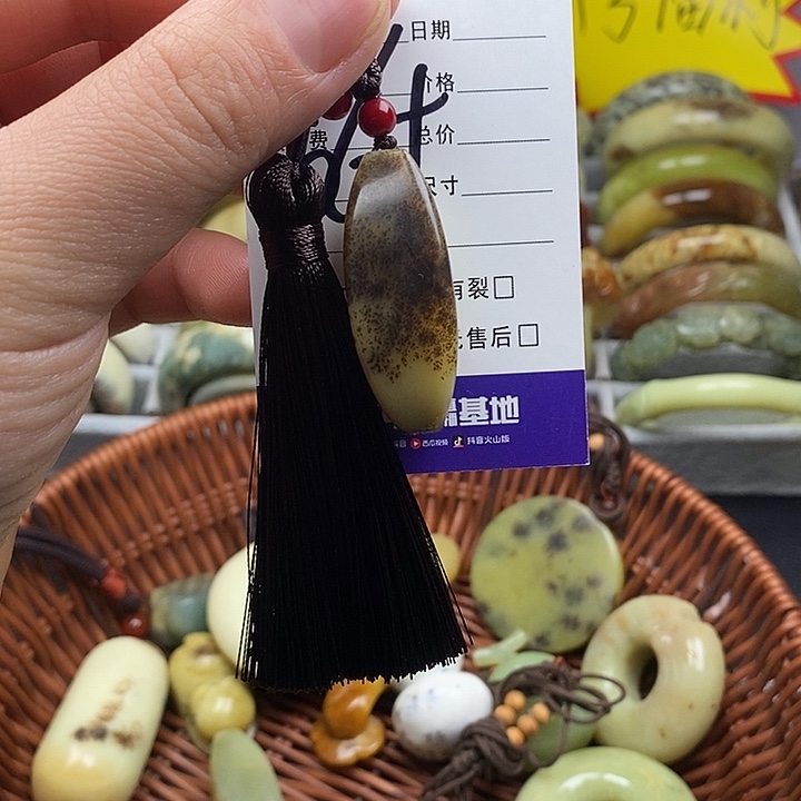 未镶嵌蛇纹石玉颈饰马****像