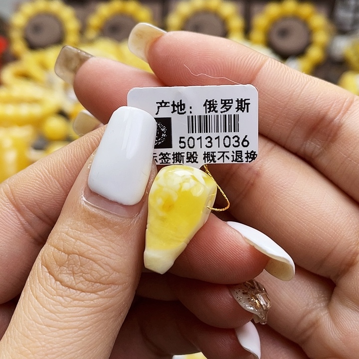 琥珀裸石未镶嵌三通尺寸10.6*20.6mm带皮色