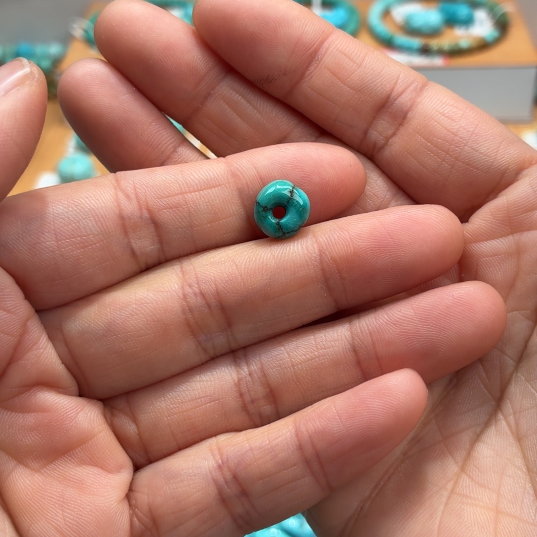 维***蔓绿松石未镶嵌珠宝奇石