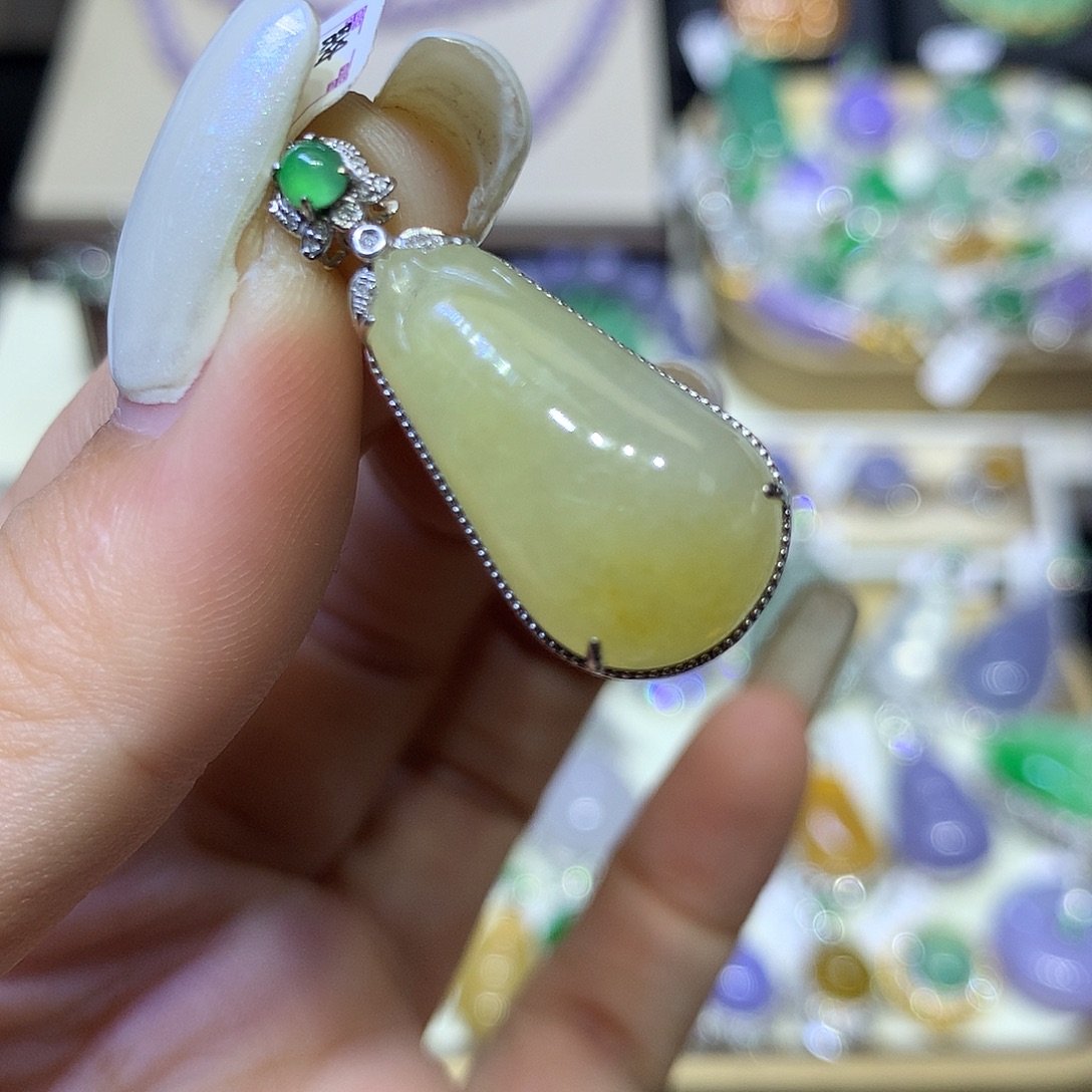 翡翠18K金镶嵌颈饰
