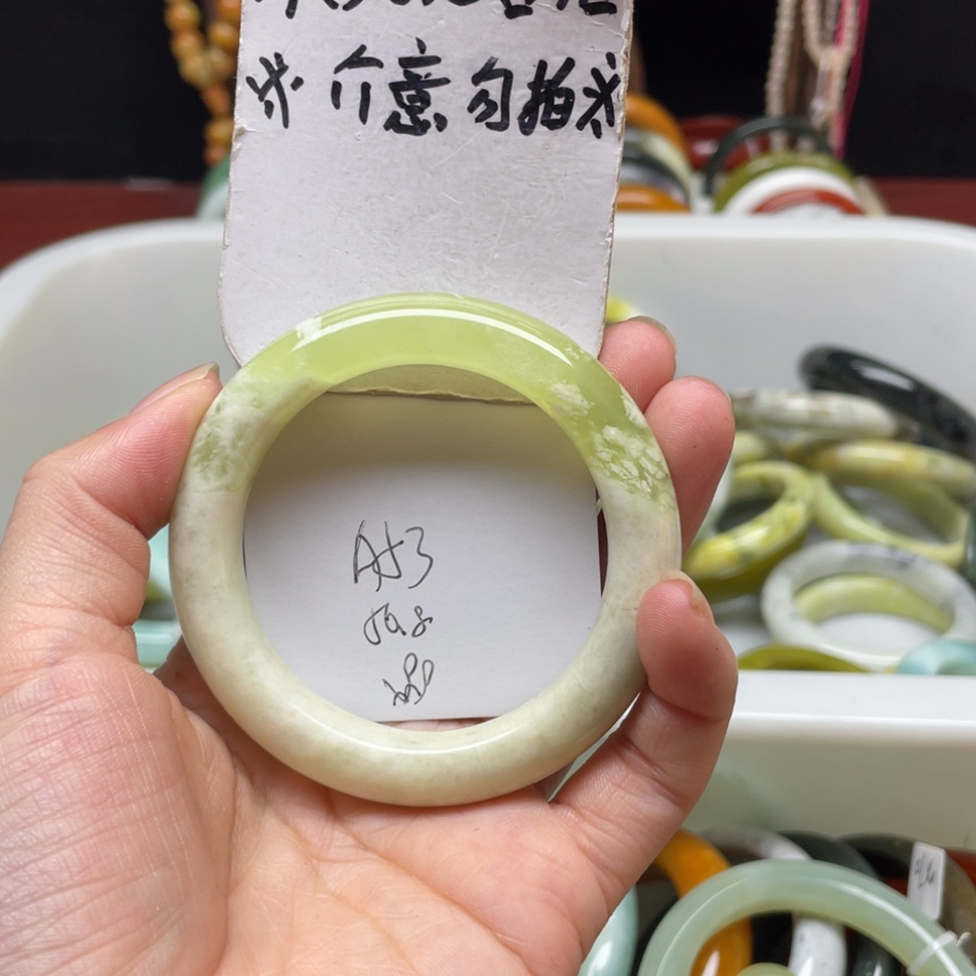 蛇纹石玉手镯未镶嵌