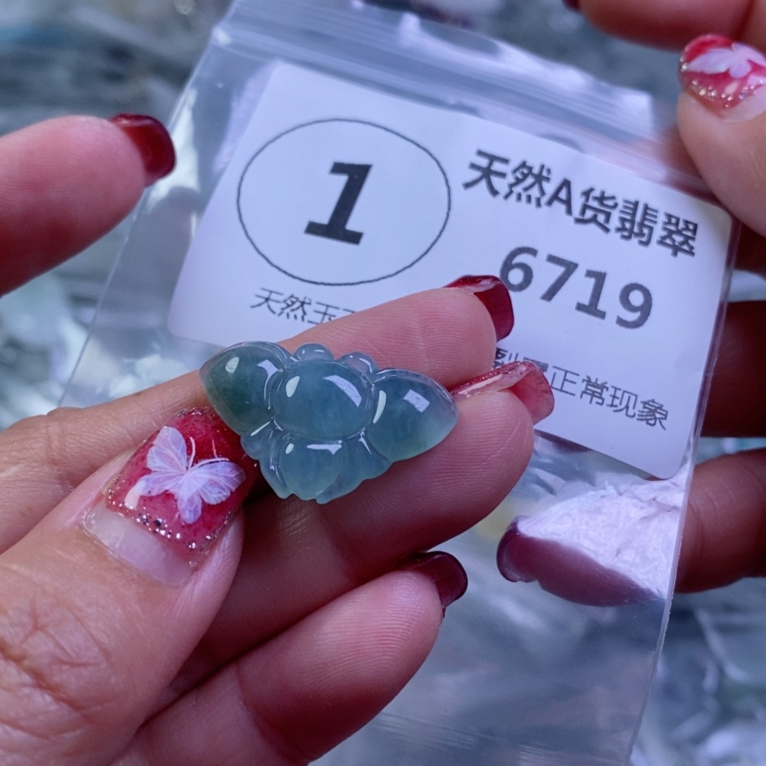 翡翠颈饰未镶嵌娜**儿吊坠