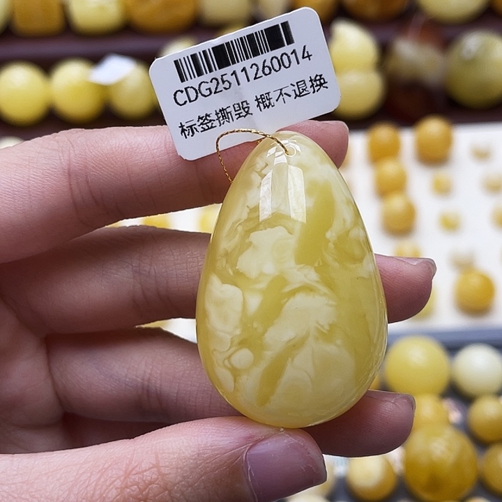 琥珀未镶嵌裸石42.2*27.5*14.6mm水滴瑕