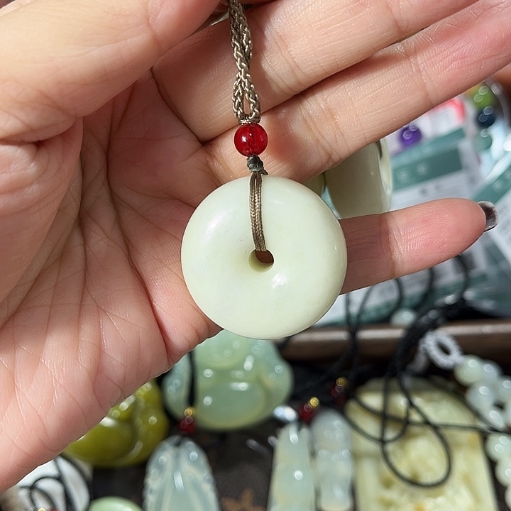 蛇纹石玉合金颈饰平安扣