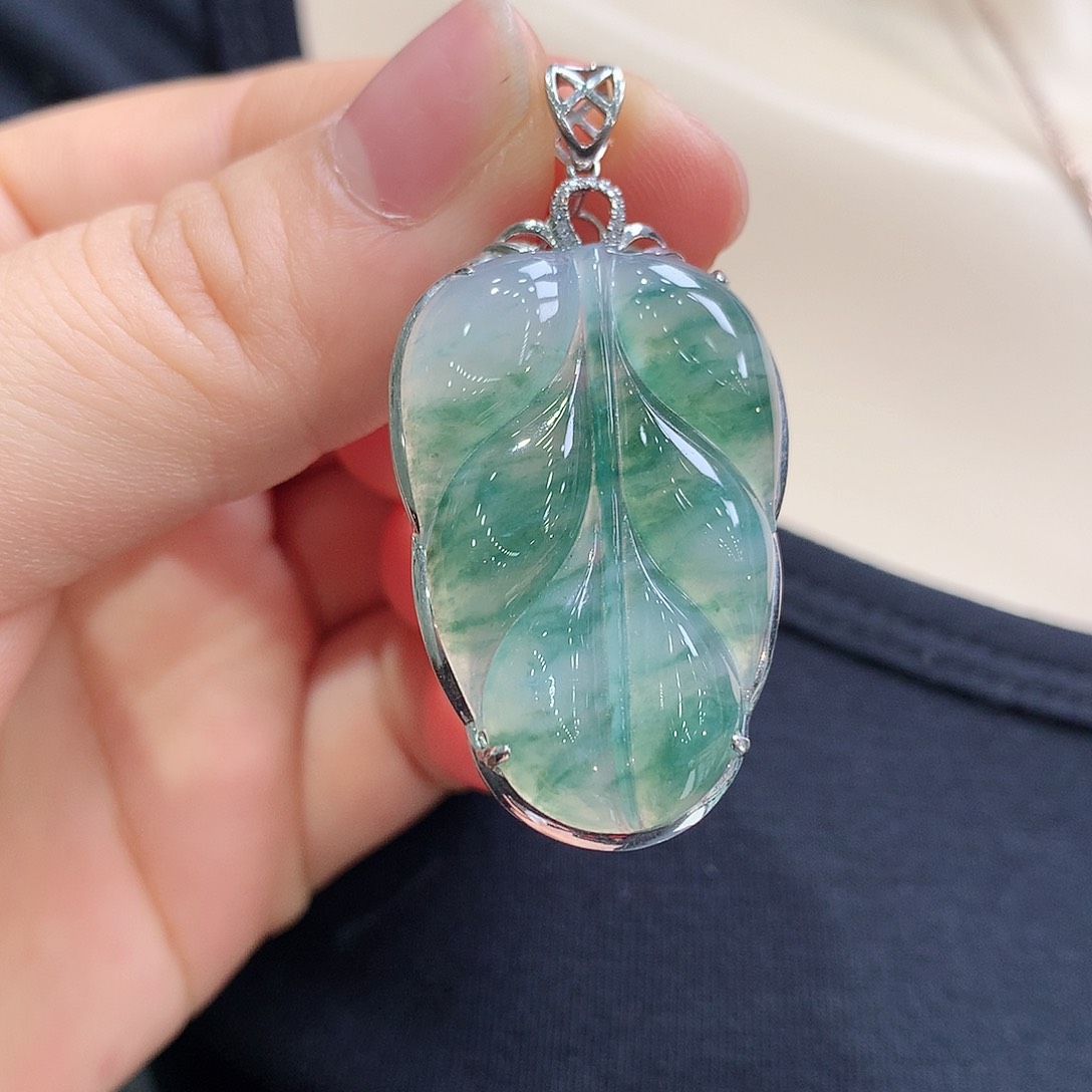 翡翠18K金镶嵌颈饰叶子