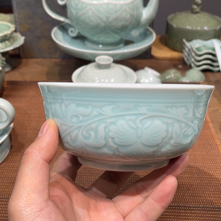 微瑕 5.5 英寸天青色牡丹碗 1 只