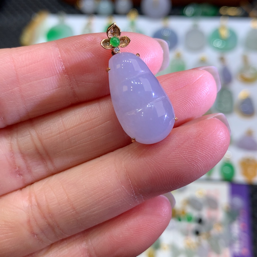 翡翠颈饰18K金镶嵌翡翠吊坠的未镶嵌