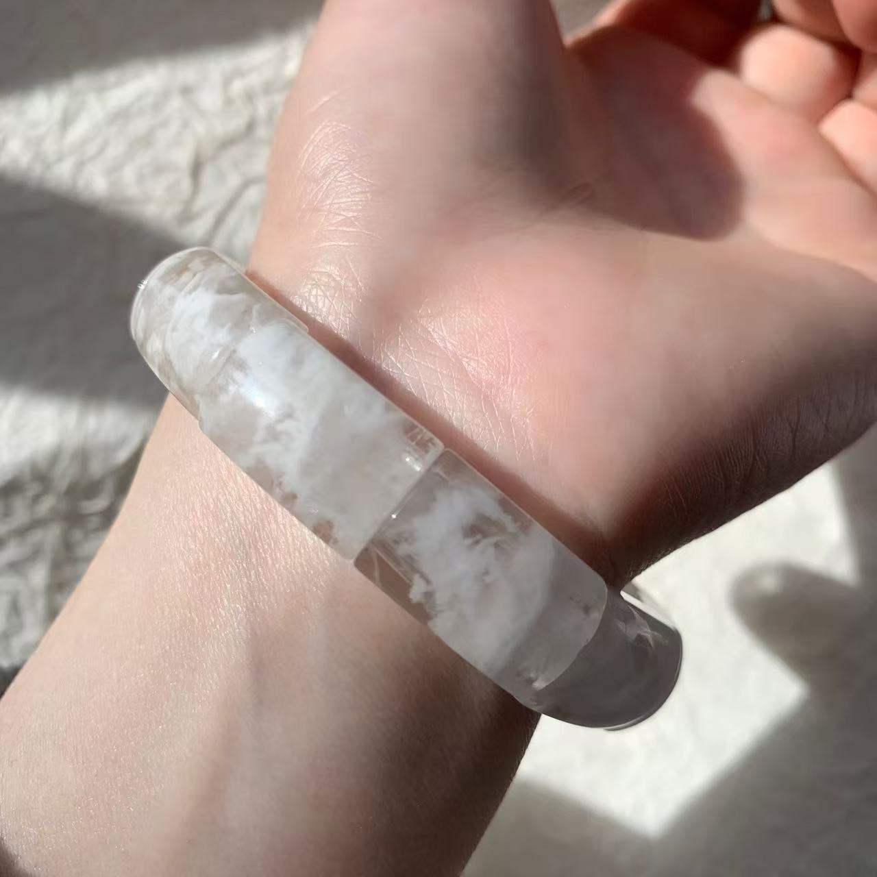 YL014天然白雪花幽灵手牌女款镯形手串白色半透体多样性发一