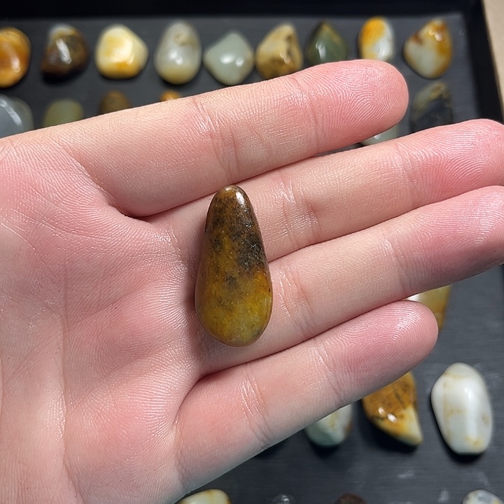 简***心和田玉未镶嵌珠宝奇石