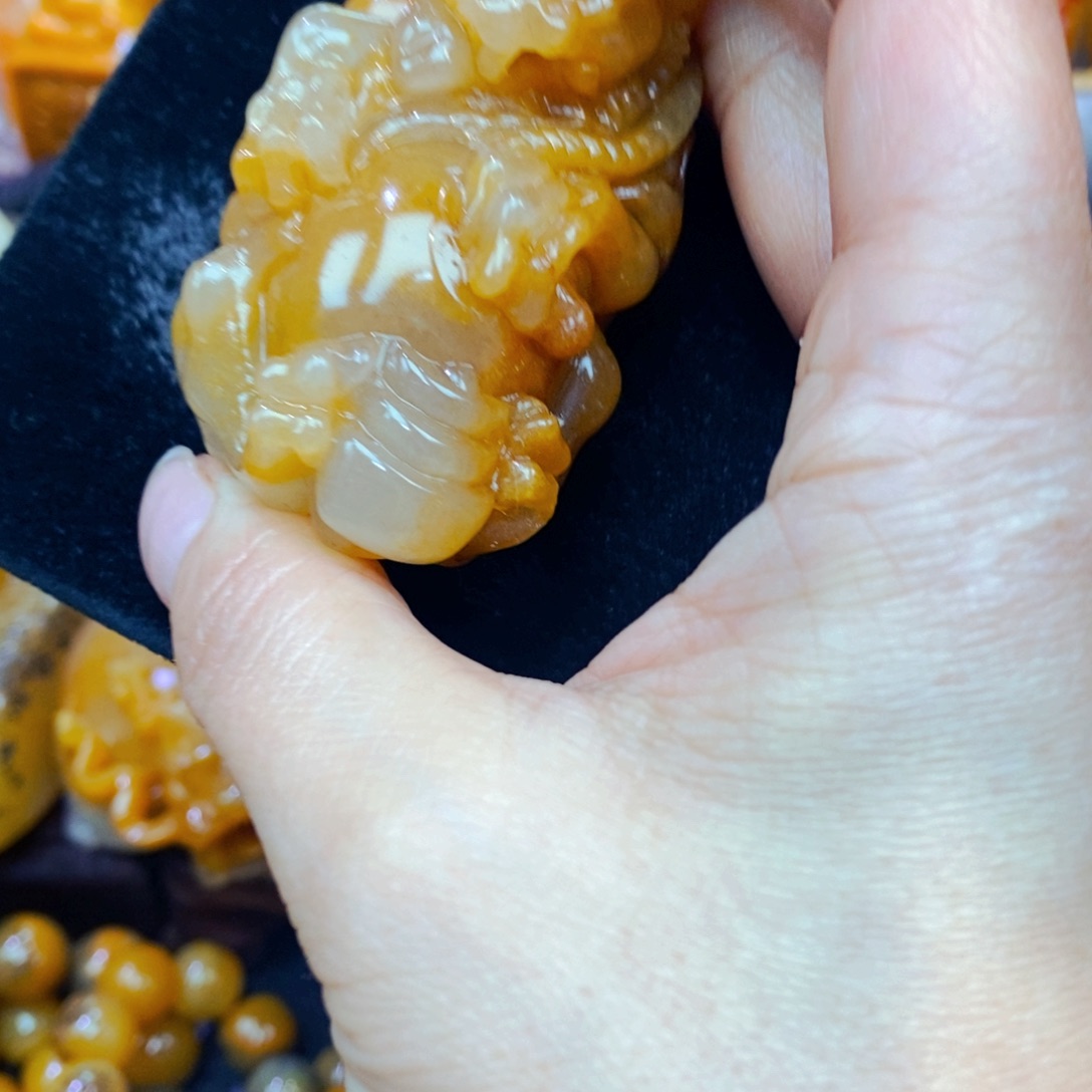 未镶嵌石英质玉（黄龙玉）颈饰