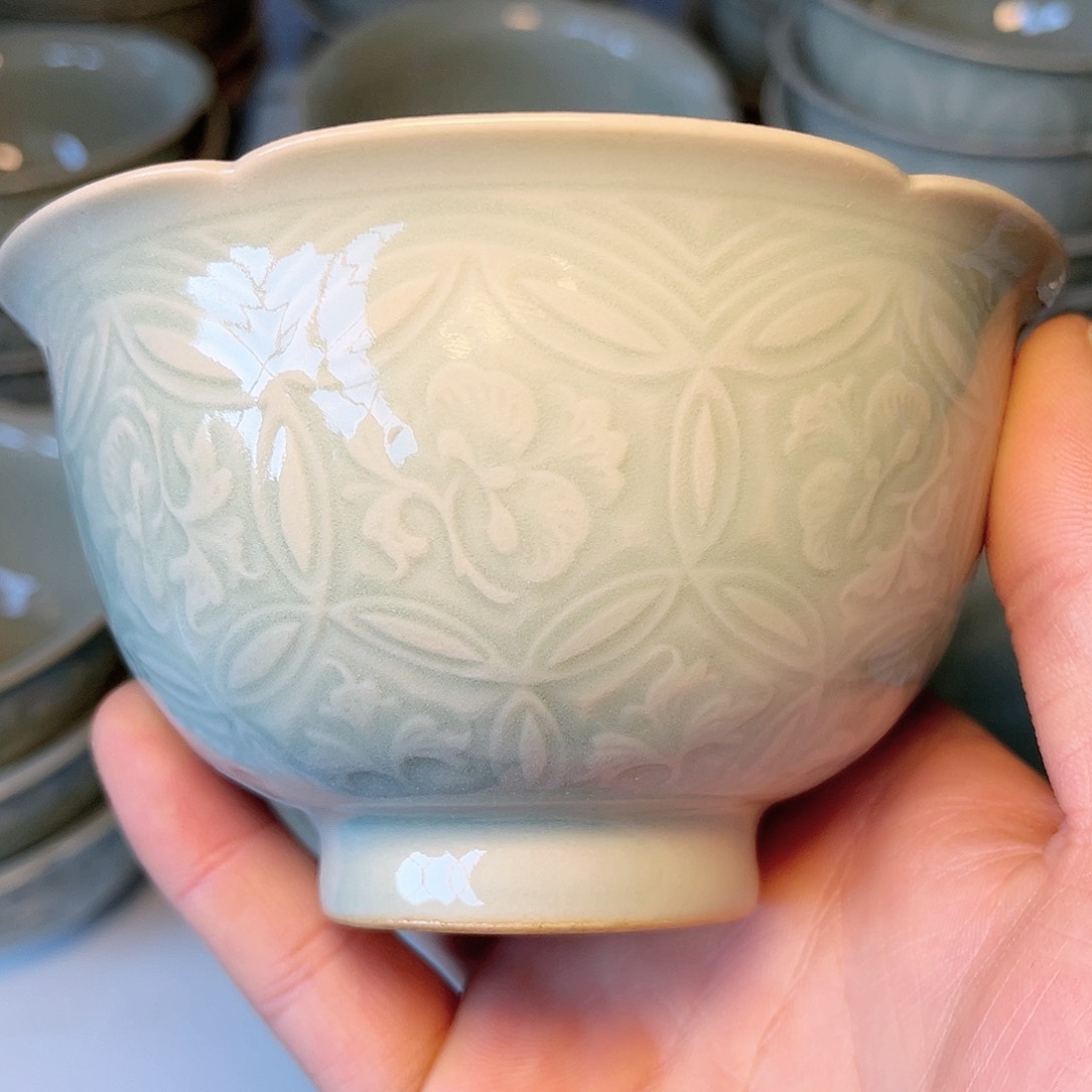 瓷天青色仿古花口碗有钱花