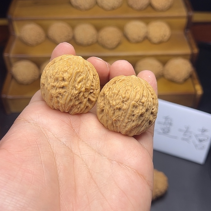 王***铁文玩核桃把件绣球