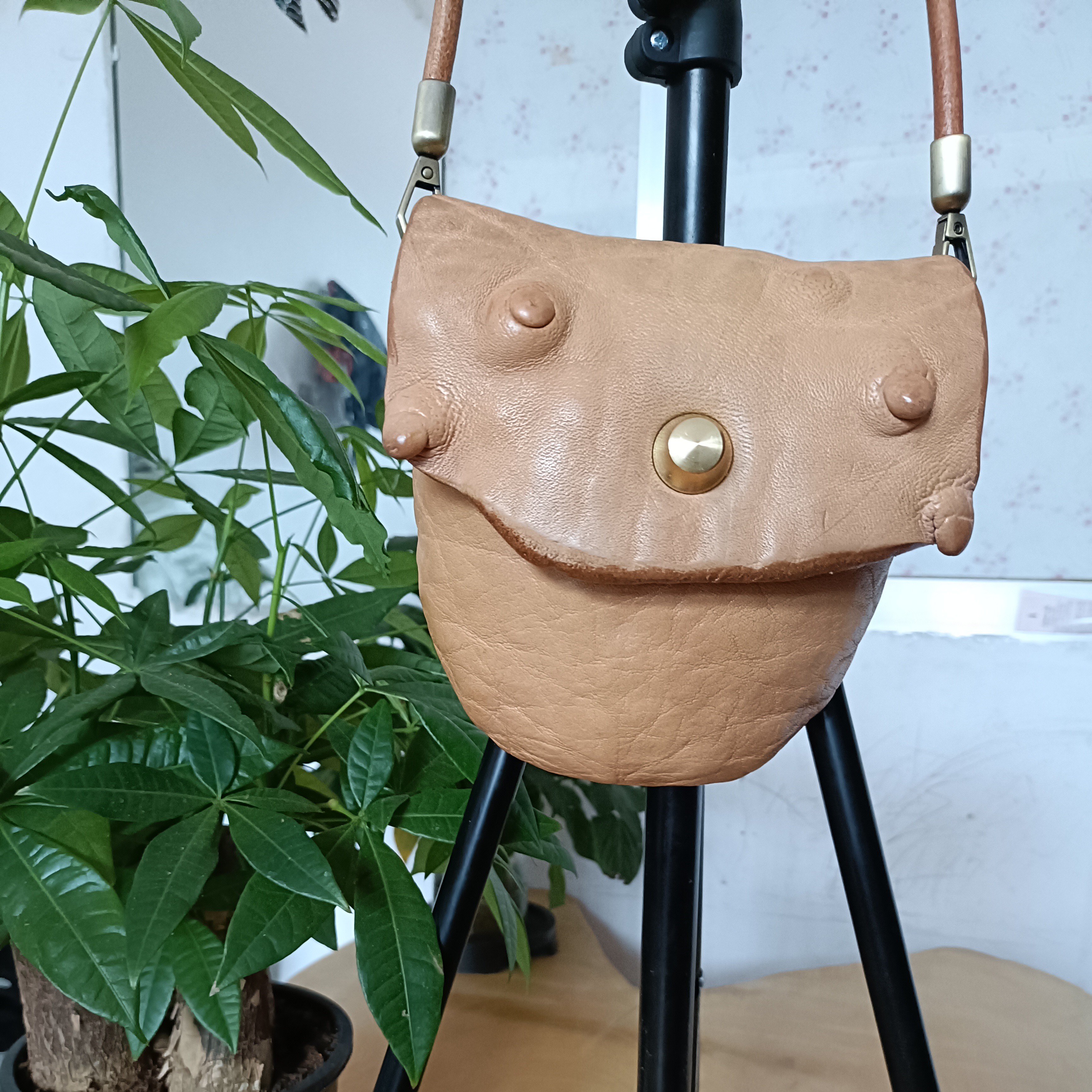 牛蛋皮个性小圆包，微瑕疵特价款。