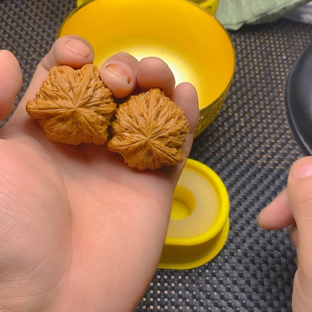 路***桑文玩核桃吊坠文玩核桃盒的时候回来