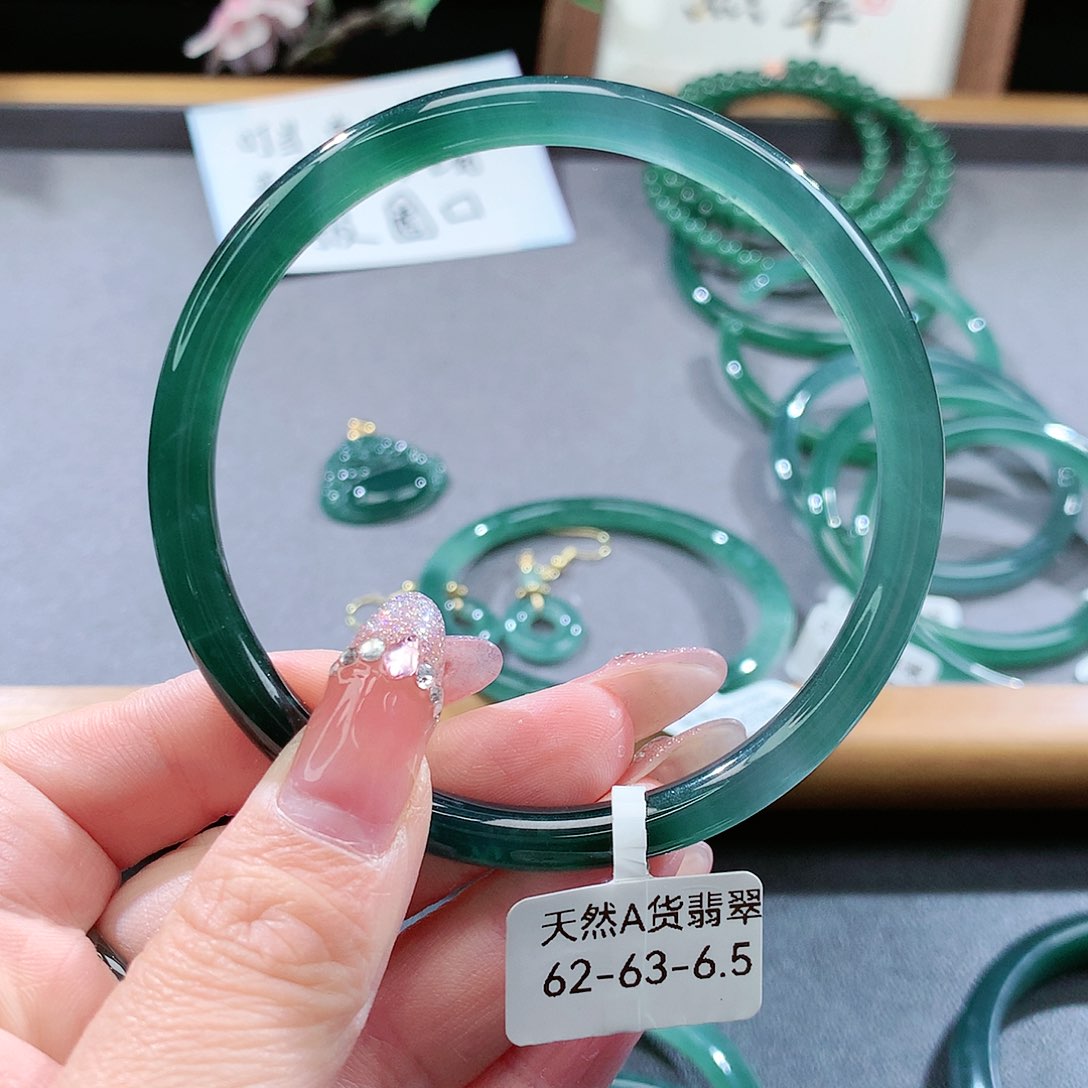 翡翠手镯（圆镯）未镶嵌