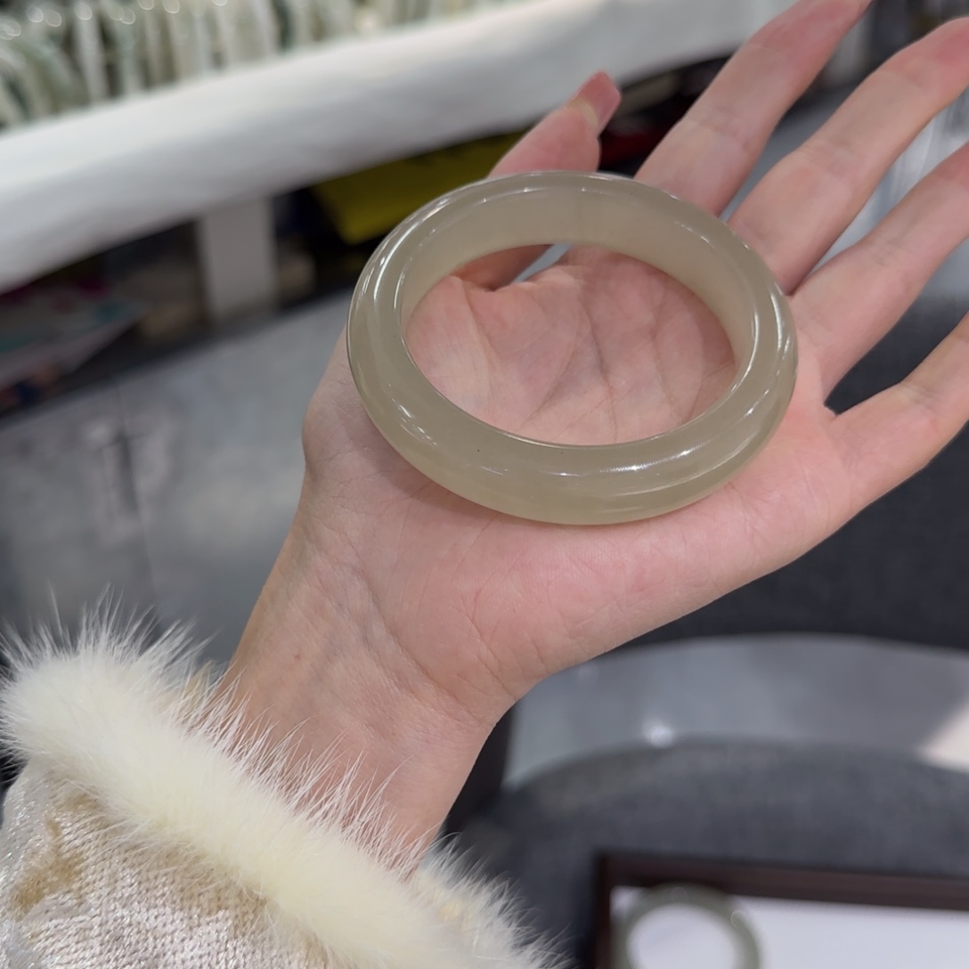 珈***M东陵石未镶嵌手镯