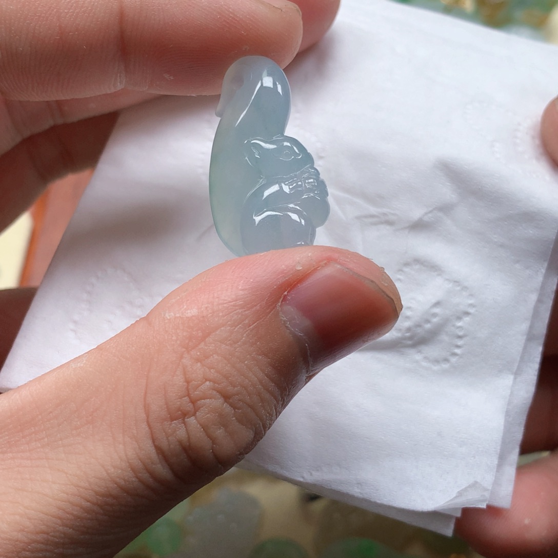 星***。翡翠未镶嵌颈饰是