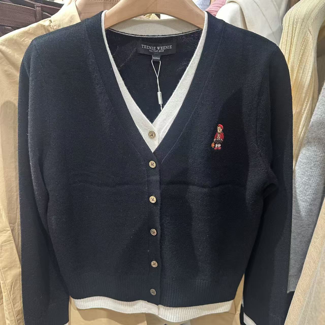 Teenie Weenie圆领短款针织拼接学院风长袖针织毛衣TTCK2611C2A