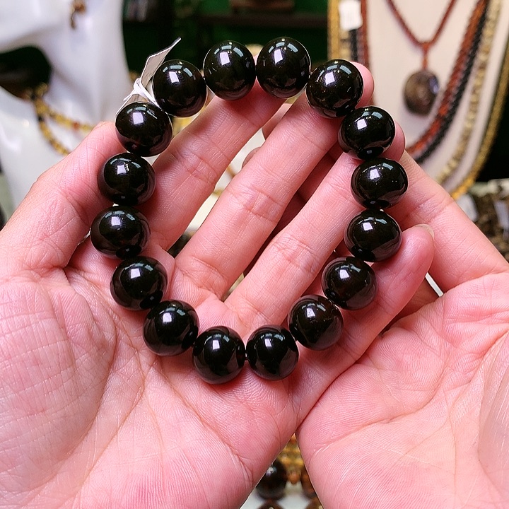 琥珀裸石未镶嵌匆**年抚顺琥珀