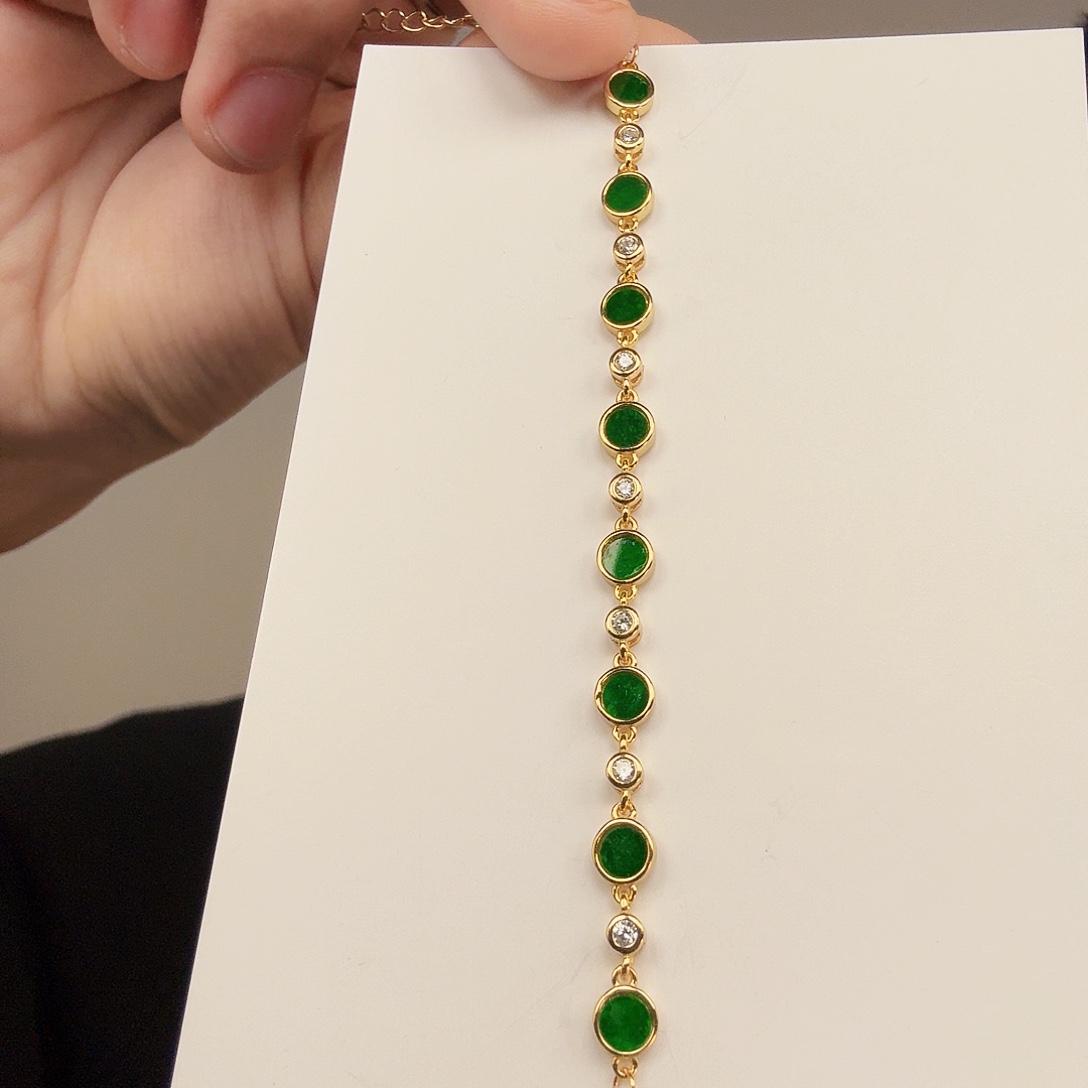 楠***y翡翠未镶嵌颈饰一件