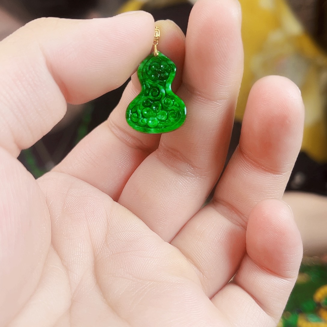 翡翠18K金镶嵌颈饰吊坠