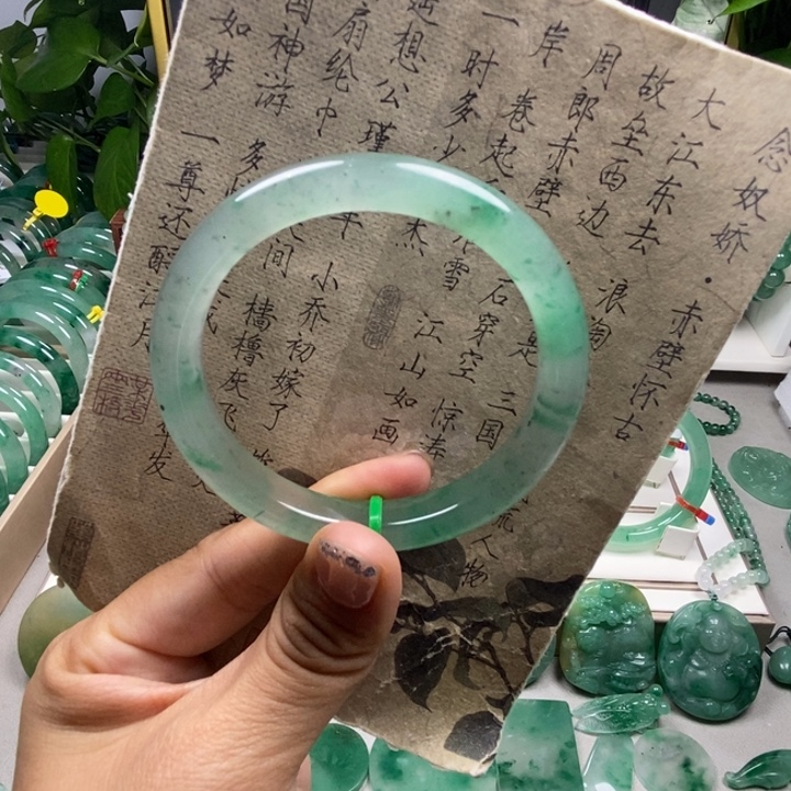 未镶嵌手镯石英质玉