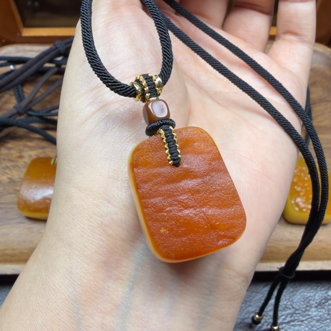 琥珀未镶嵌吊坠(赠链)