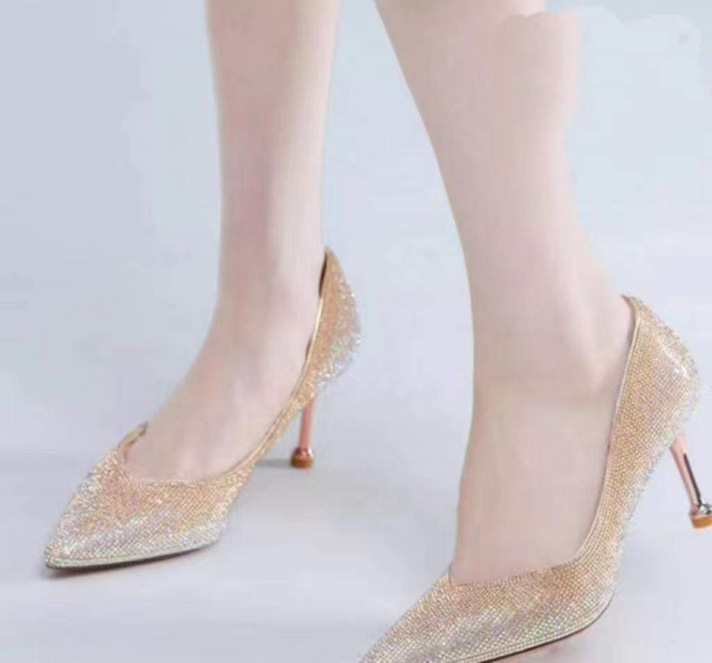 2025年订婚水晶鞋法式设计感小众气质新娘婚鞋细跟单鞋女喜婆婆