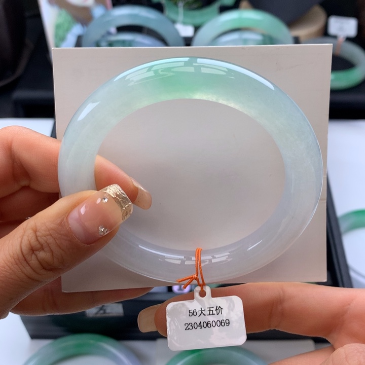 翡翠手镯未镶嵌圆条