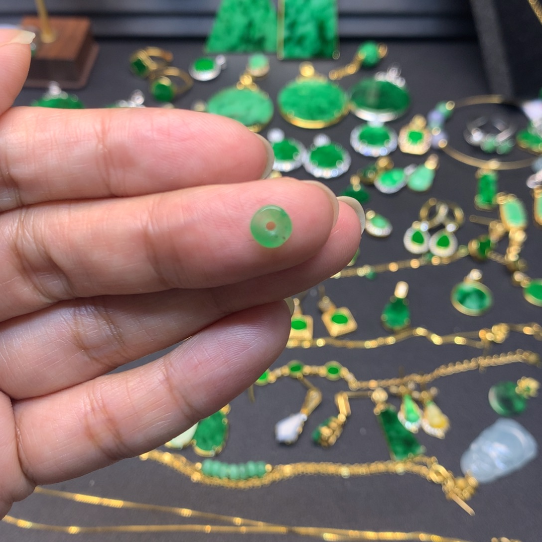 翡翠未镶嵌颈饰有纹