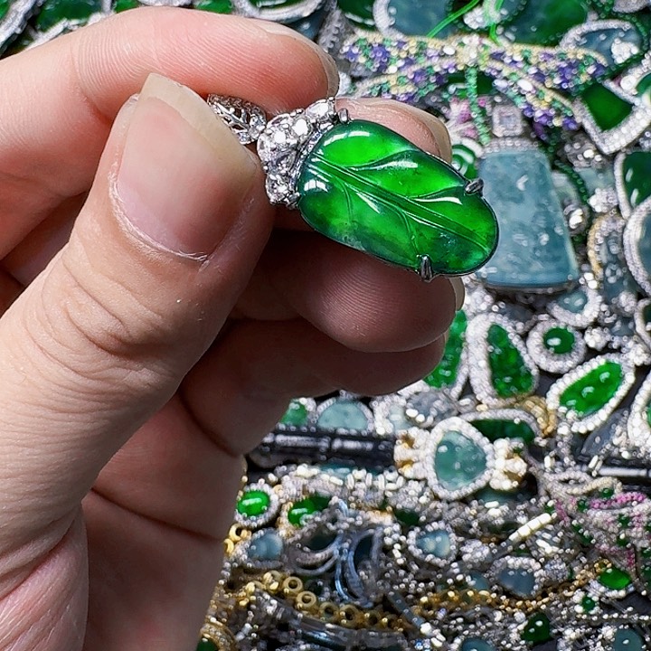 翡翠颈饰未镶嵌天然A货翡翠放漏