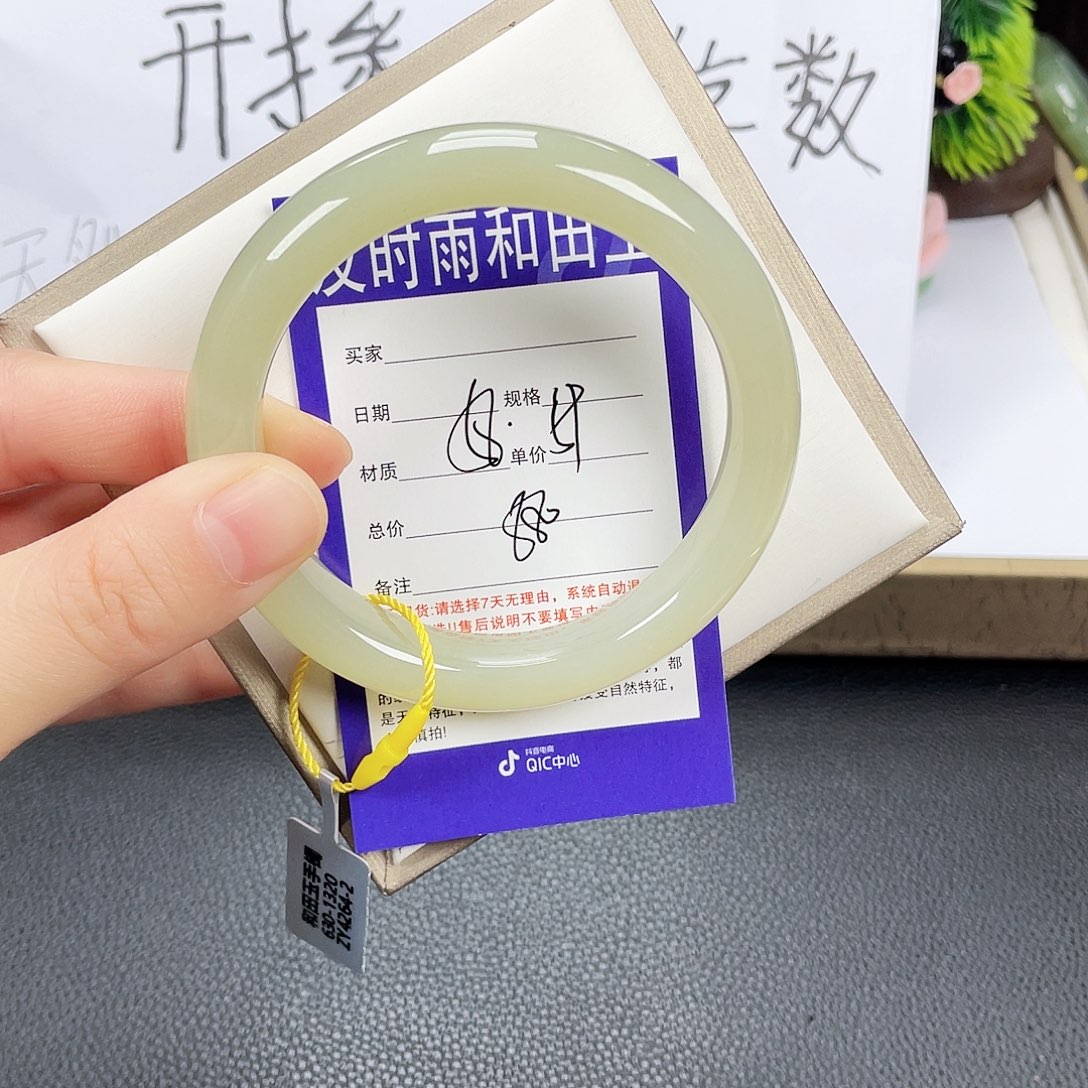 和田玉手镯未镶嵌