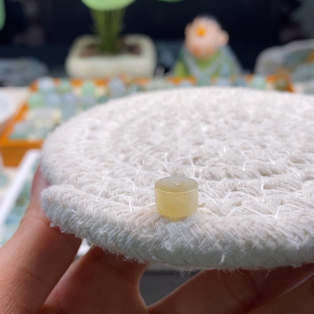 翡翠散珠天然翡翠短桶8.5×5，有小内纹