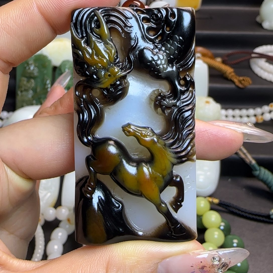 和田玉颈饰未镶嵌金****哥