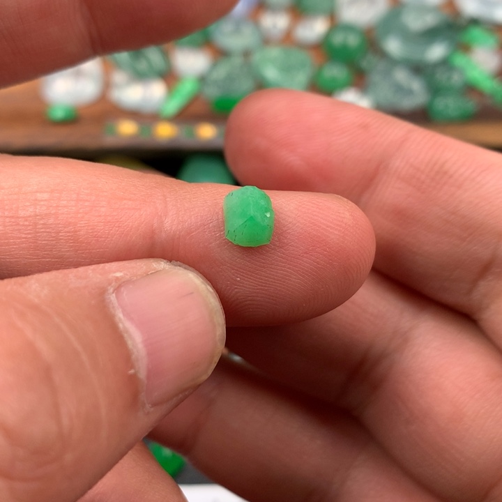 定制翡翠未镶嵌材料定制