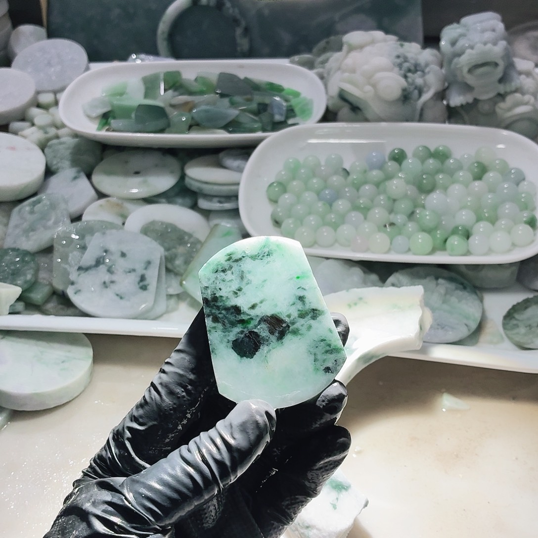 翡翠未镶嵌颈饰边角料